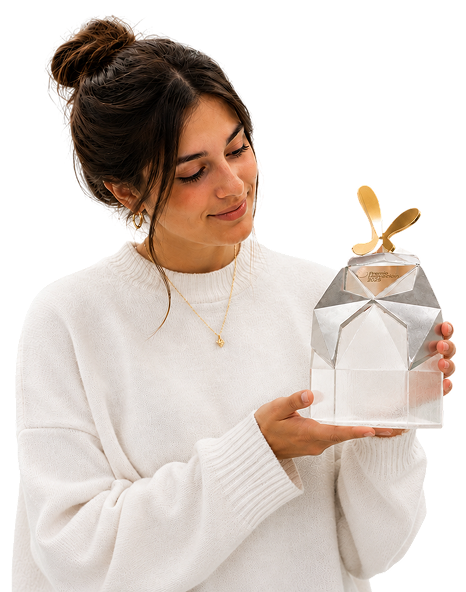 Mujer sosteniendo el trofeo del Premio de Innovación